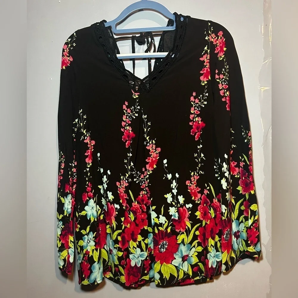 Suzanne Betro floral top, bell sleeves
Lace up detail with back tie
Size small - Picture 3 of 4